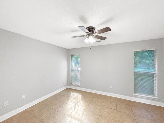 Building Photo - 3535 Dorchester Dr
