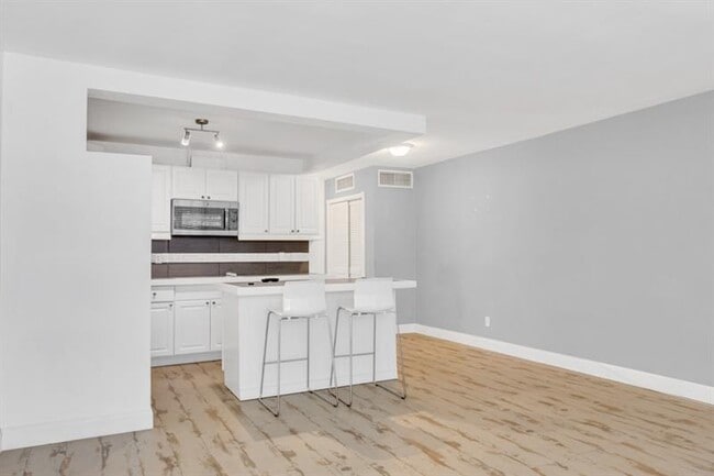 Building Photo - 2455 NE 51st St