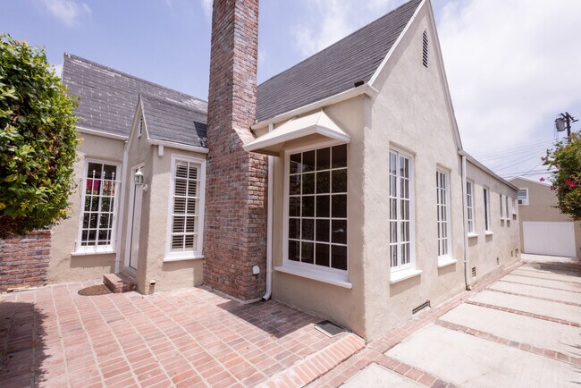 Building Photo - 446 S La Peer Dr