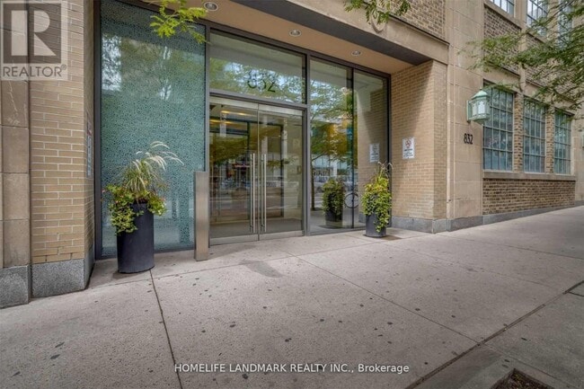 Photo du bâtiment - 832-832 Bay St.