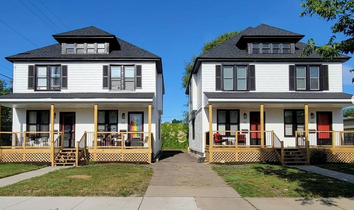 Primary Photo - 140 Laprairie St