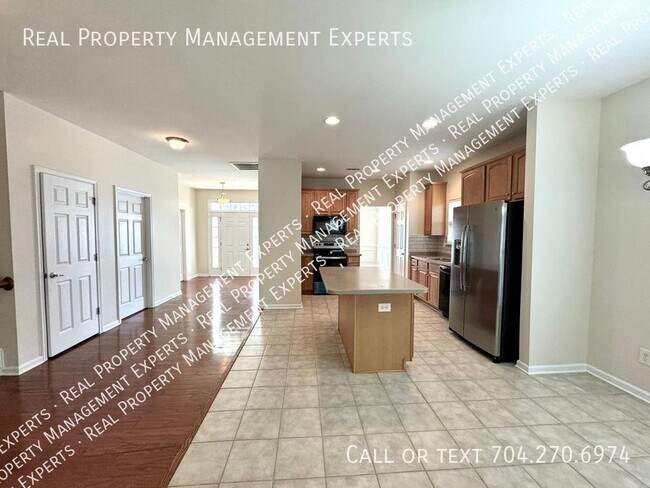 Building Photo - Beautiful & Spacious 5 Bedroom/2.5 Bath Ho...
