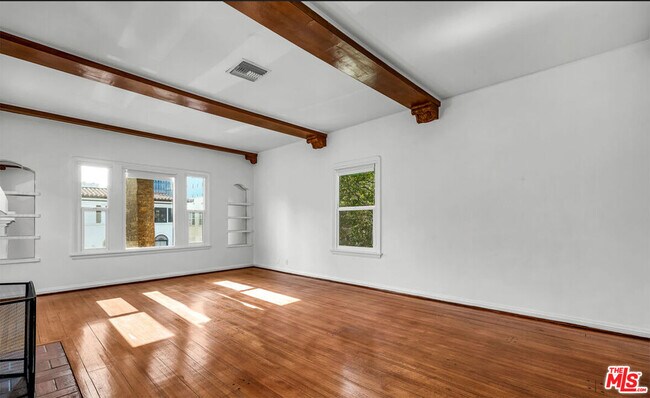 Foto del edificio - 6369 Orange St