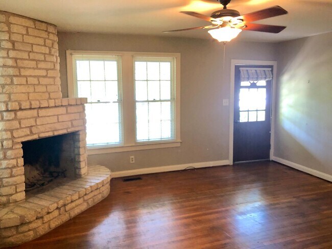 Building Photo - Prime Location! So close to everything!