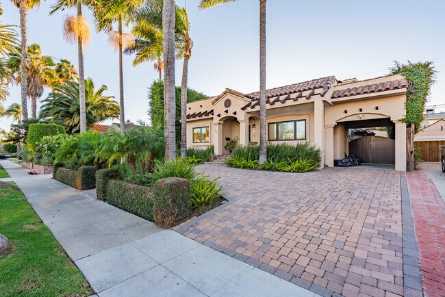 Building Photo - 261 S Palm Dr