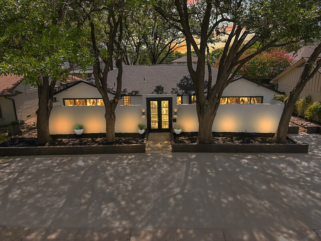 Foto principal - 6742 E Mockingbird Ln