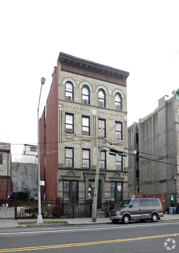 Building Photo - 678 Saint Anns Ave