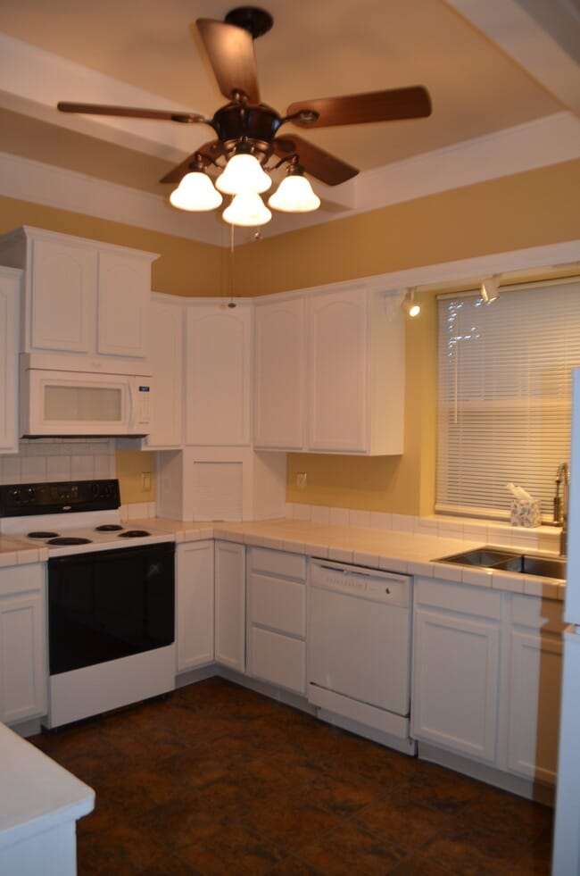 Kitchen - 1019 W 6th Ave