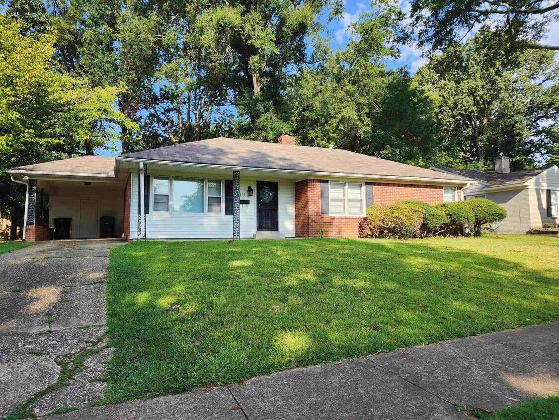 Primary Photo - 319 W Peg Ln