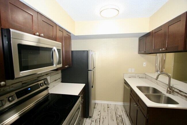 Foto del edificio - 17331 Red Oak Dr