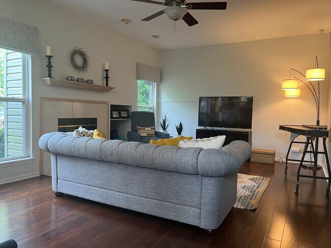 Building Photo - 708 Marigold Ct