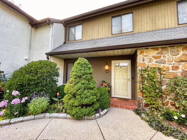 Building Photo - 131 Pinecrest Ln
