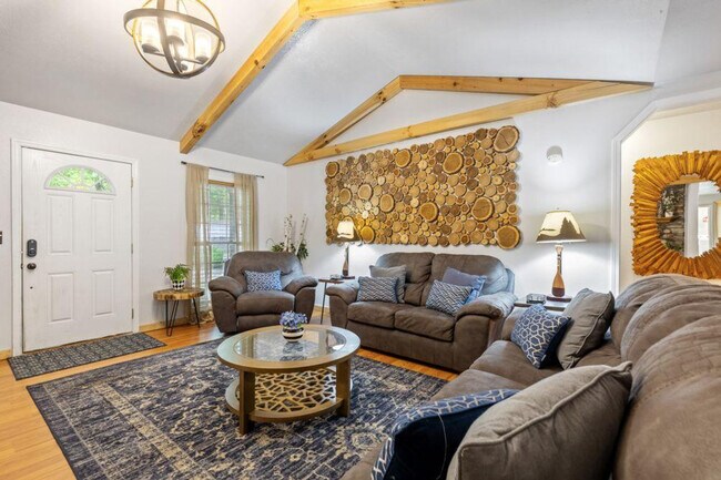 Foto del edificio - 3230 Cove Creek Way