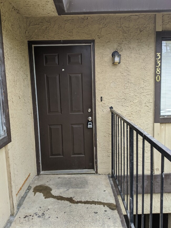 Building Photo - Competitively priced Two Bedroom Apartment...