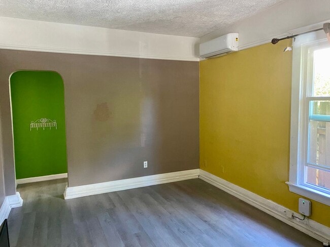 Building Photo - 2 bedroom