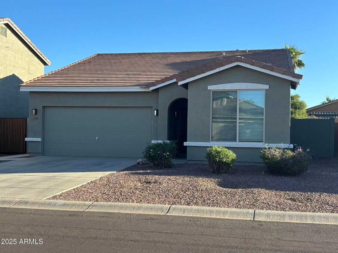 Primary Photo - 1781 W Gold Mine Way