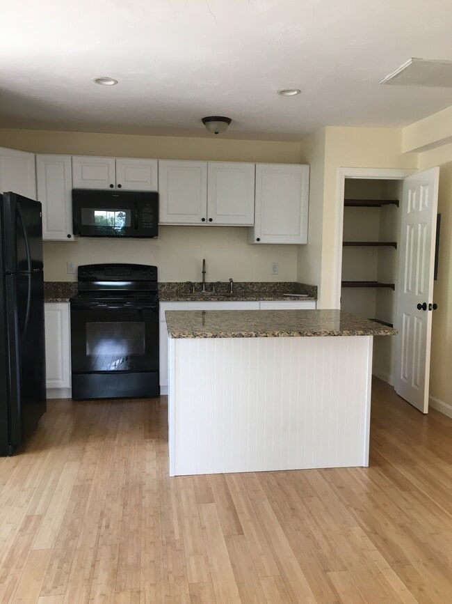 Kitchen - 12 Cranberry Rd