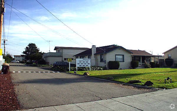 Building Photo - 20962-20986 Royal Ave