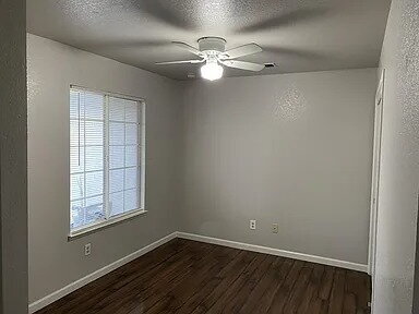 Building Photo - 3 BEDROOM 2 BATH SINGLE FAMILY   NEW PRICE!  AMENITIES: - NEW PAINT - DISHWASHER - LAUNDRY HOOKUP...