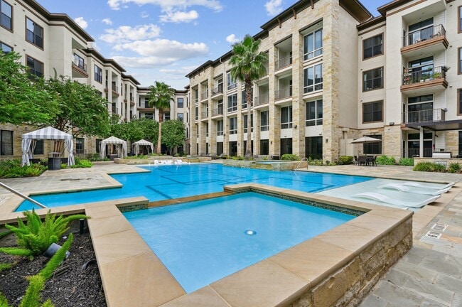 Building Photo - District 28