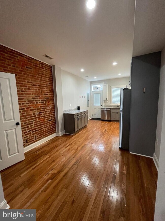 Building Photo - 114 S Eaton St