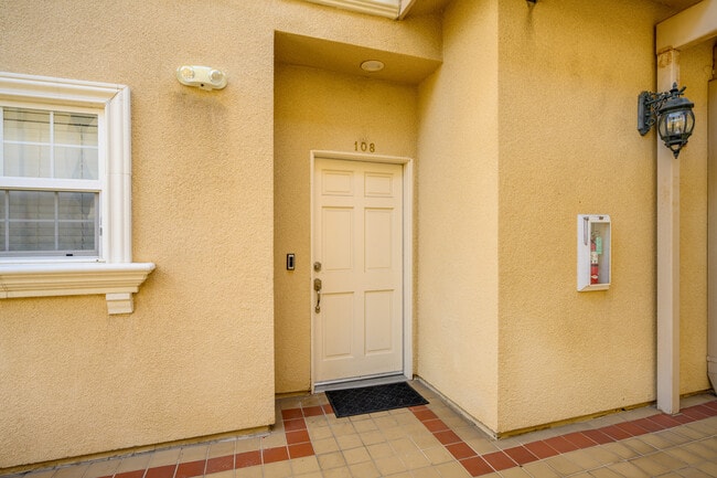 Building Photo - 415 E Dryden St