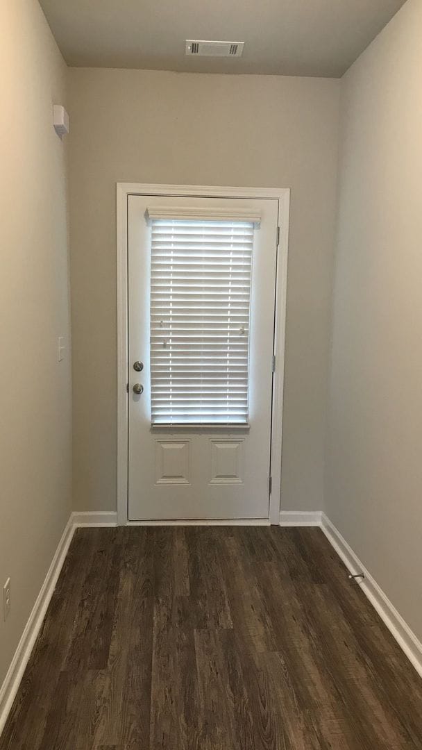 Building Photo - 3 BEDROOM TOWNHOME IN OAKWOOD!