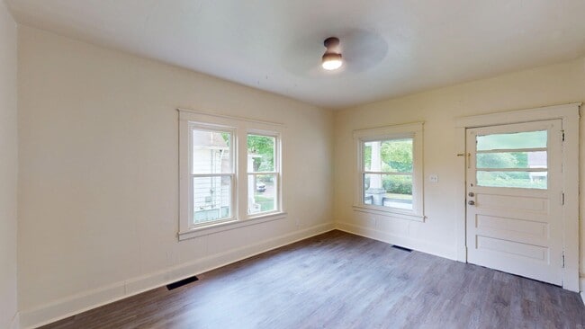 Building Photo - 210 Perry St