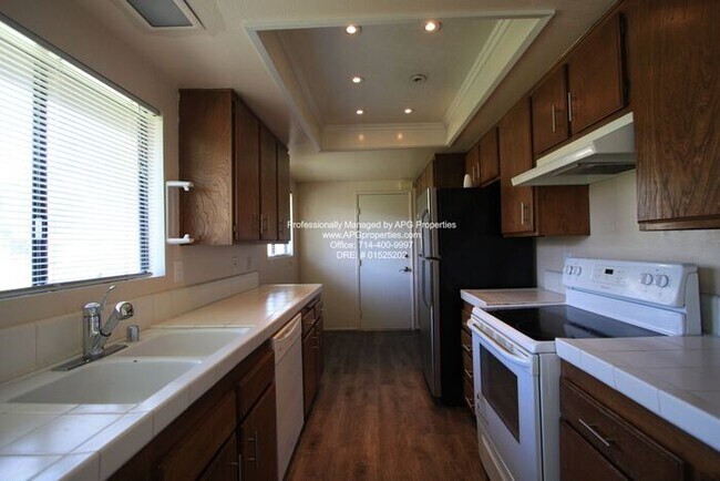 Building Photo - 3 bedroom, 2 bathroom townhome with attach...
