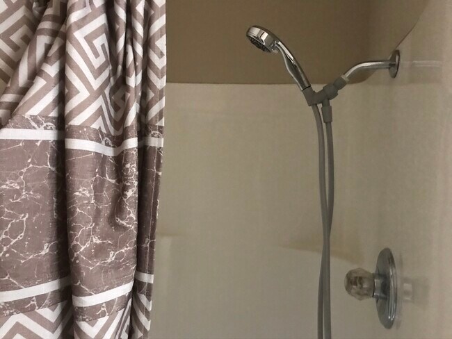 En-suite shower - 1641 Hillcrest Dr