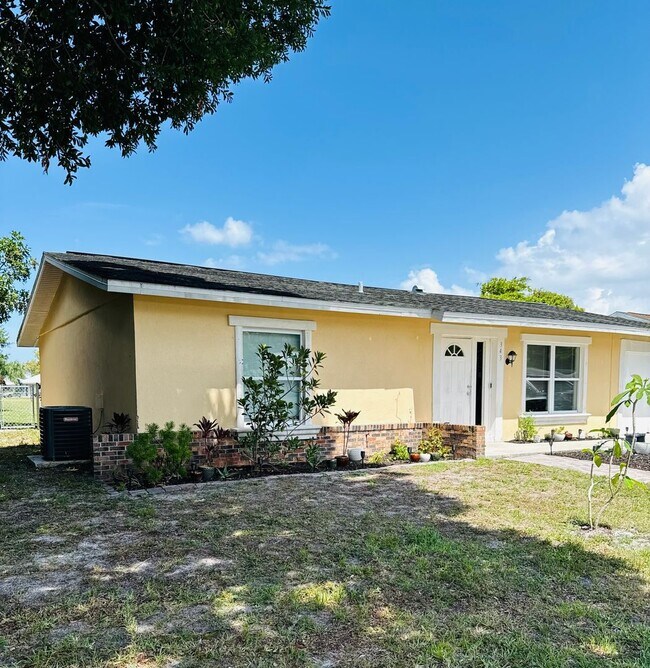 Foto del edificio - 3/2/1 POOL Home with Fenced Yard--Pool & Y...