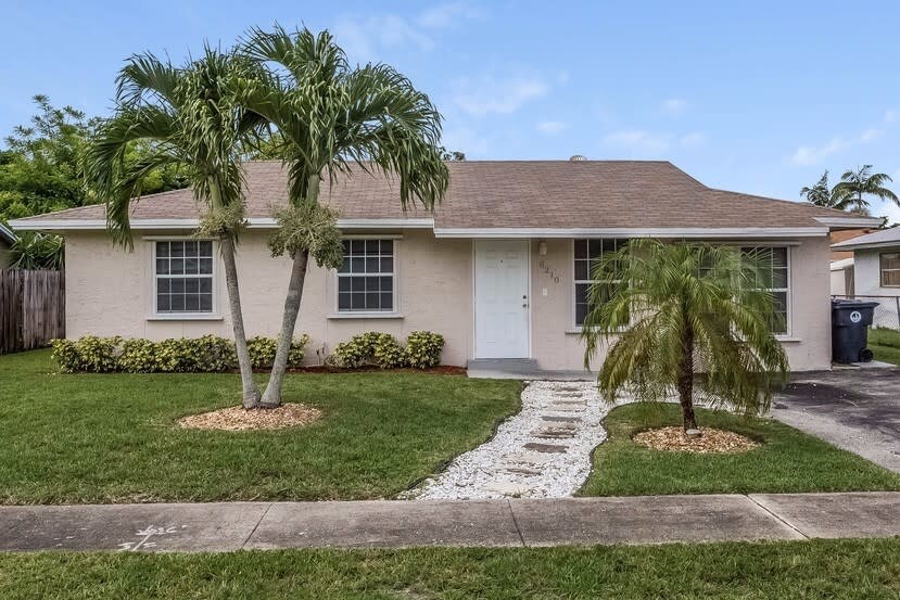Foto principal - 8210 SW 6th St
