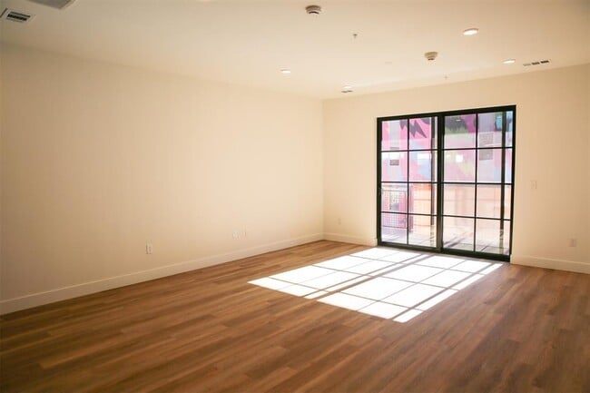 Building Photo - 207 S Congress Ave