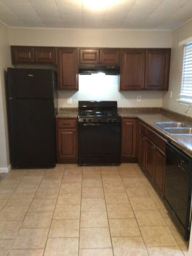 Building Photo - 1005 Farmview Dr