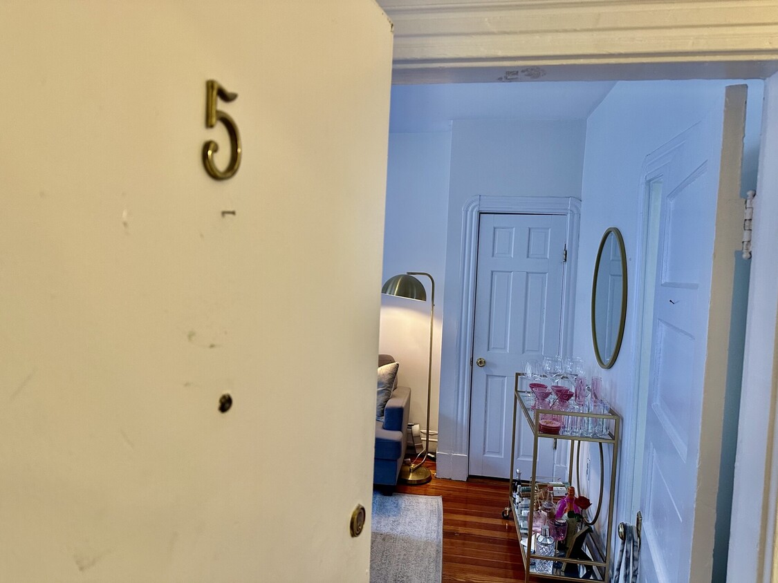 Primary Photo - 17 Irving St