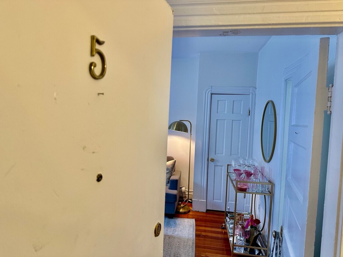 Primary Photo - 17 Irving St