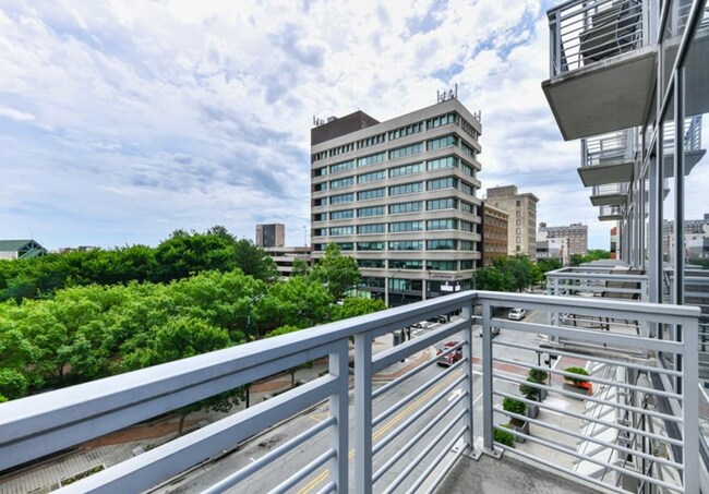 Foto del edificio - Downtown Greensboro High-Rise Luxury 1 bed...
