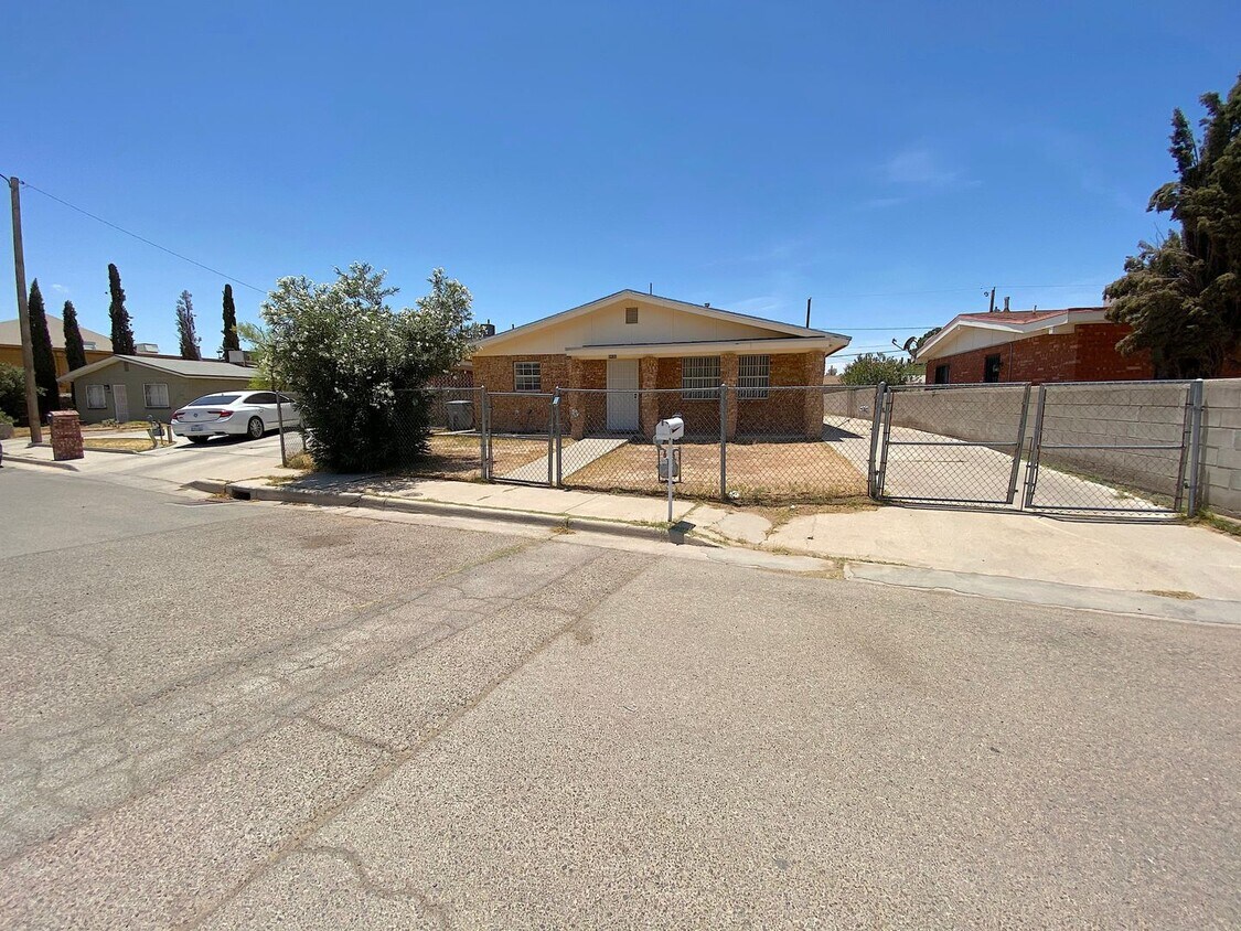 Foto principal - East El Paso 3 bed Refrig A/C