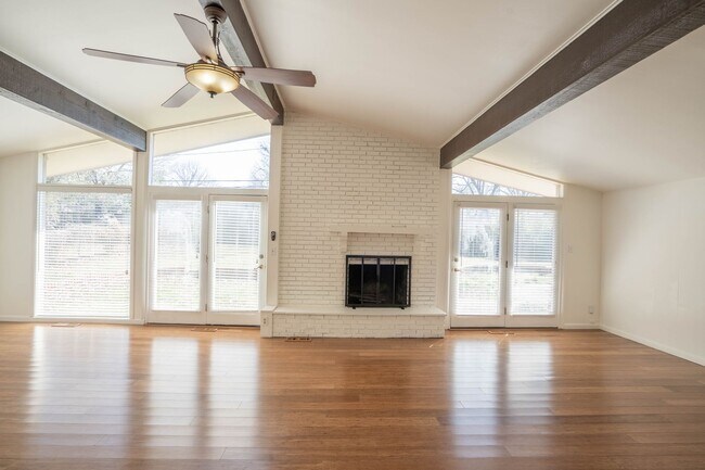 Foto del edificio - Large 3 Bedroom 2 Bath Home!