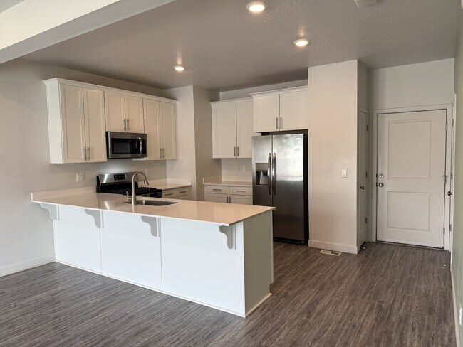Foto del edificio - Townhome available now in Haven Dell!