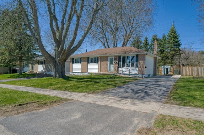 Photo du bâtiment - Bright & Spacious 3 Bedroom Main Floor Uni...