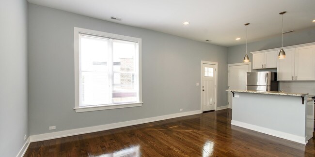 Foto del edificio - 2163 N Bell Ave