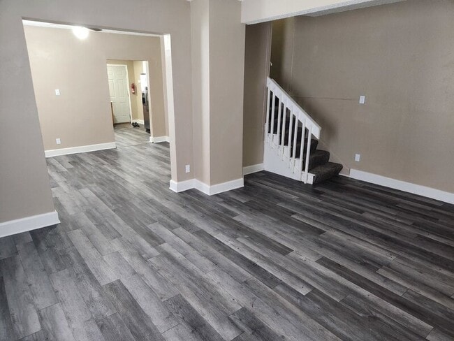 Building Photo - 406 7th St