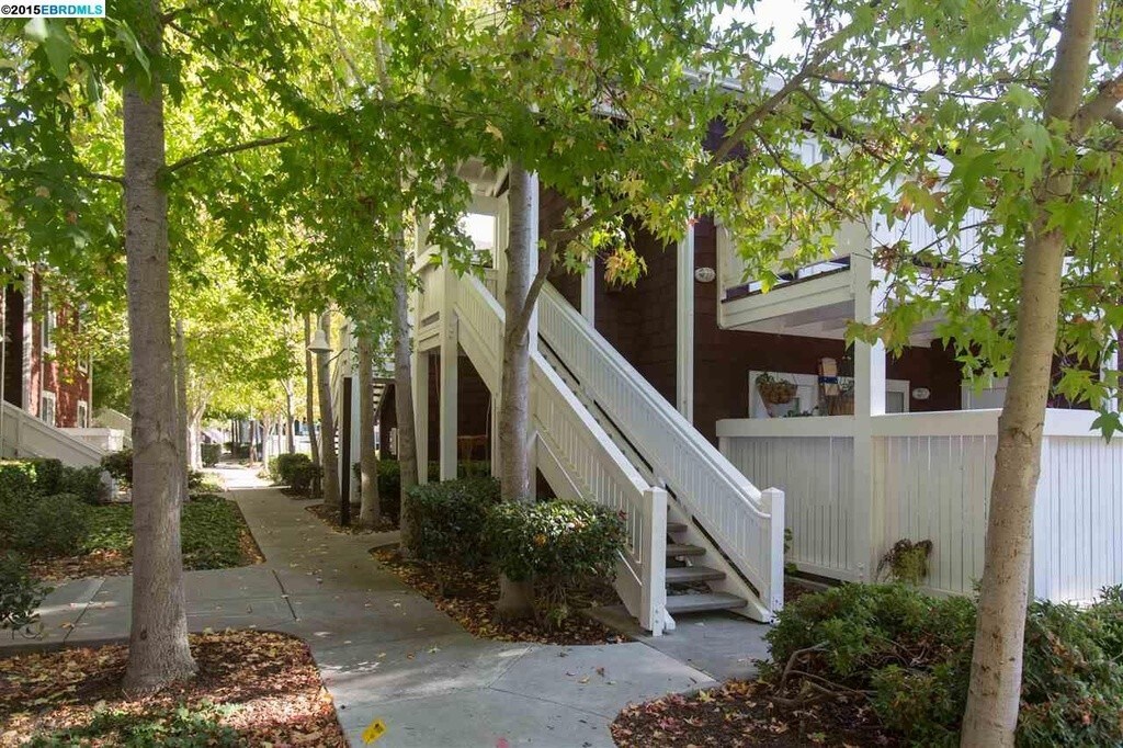 Escaleras a puerta - 198 Marina Lakes Dr