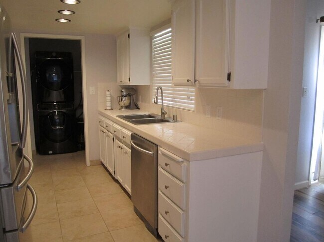 Foto del edificio - 3 br, 2 bath House - 260 N Shirley Ave