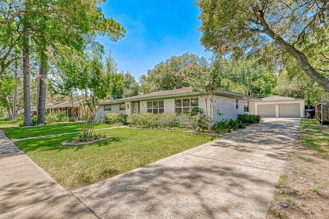 Foto del edificio - 5611 Briarbend Dr