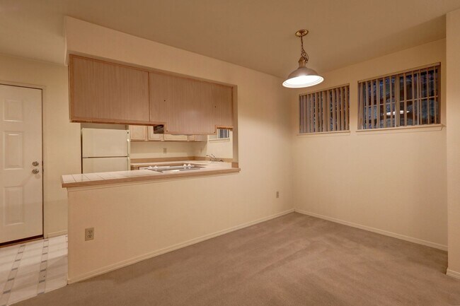 Foto del edificio - Charming 2BR 2BA Condo in great Bellevue l...
