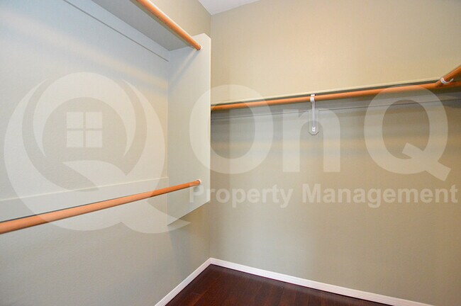 Building Photo - Move In Ready!  Gated community with pool!