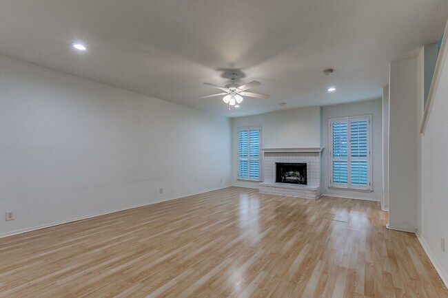 Foto del edificio - 2-BEDROOM TOWNHOME IN ALAMO HEIGHTS