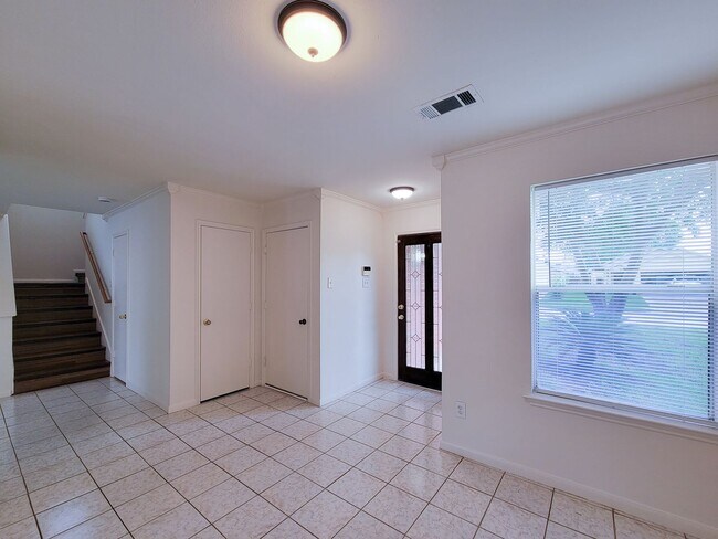 Foto del edificio - Immaculate home with new front landscaping, tiled entry, neutral colors. Wood Deck perfect for ba...